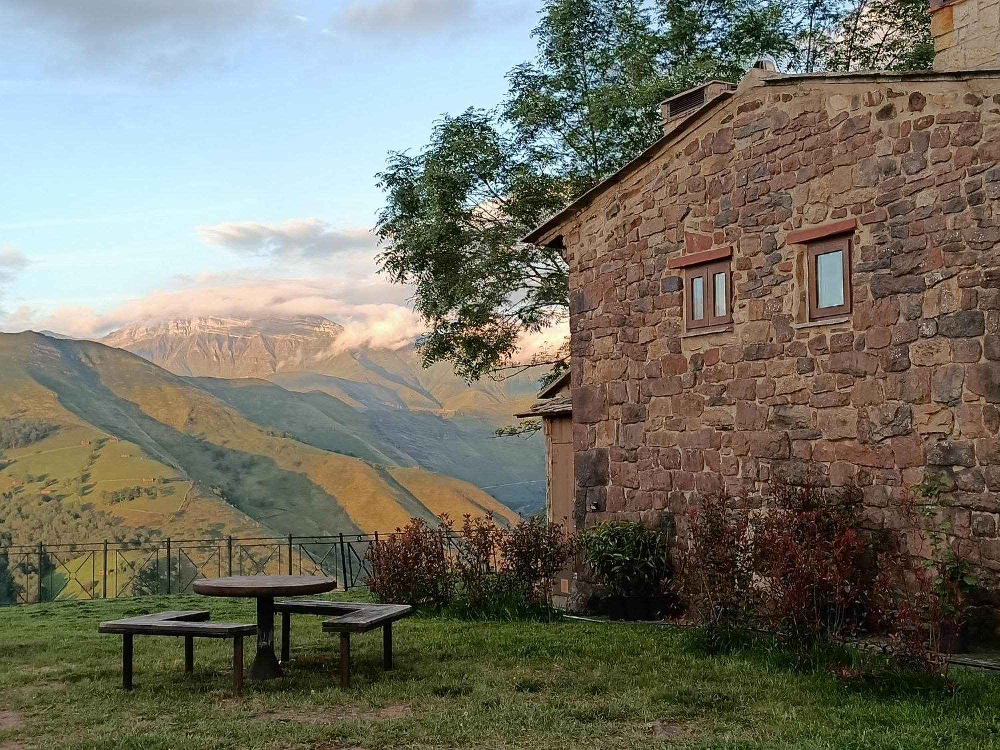 La Cabana Mirador De Los Valles Pasiegos Vega de Pas Exterior foto